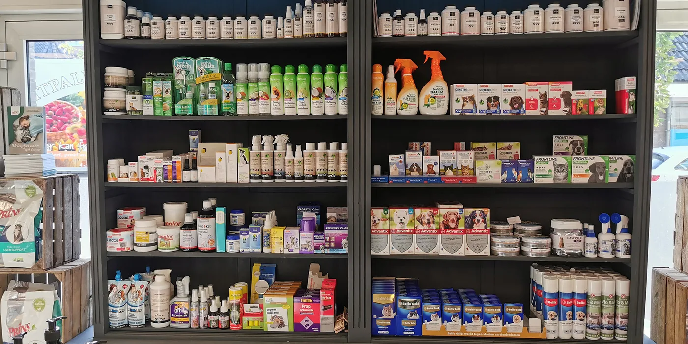 De kast met verzorgingsproducten en middelen tegen parasieten