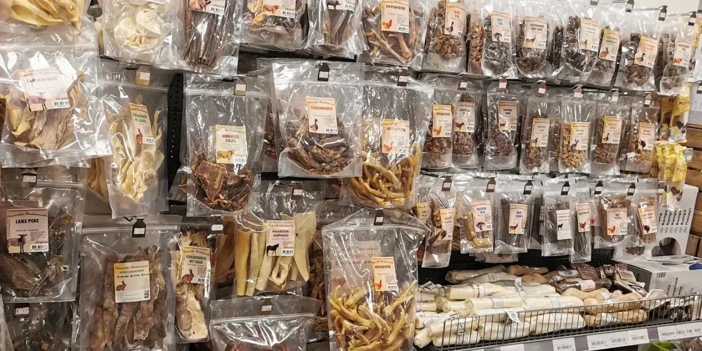 Een wand vol zakjes met natuurlijke snacks