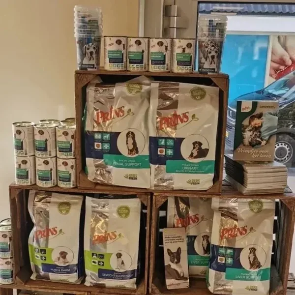 Zakken hondenvoer en kattenvoer in houten kratten