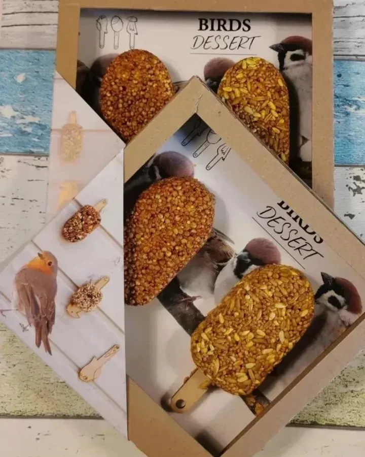 Natuurlijke lekkernijen voor vogels in een open doosje