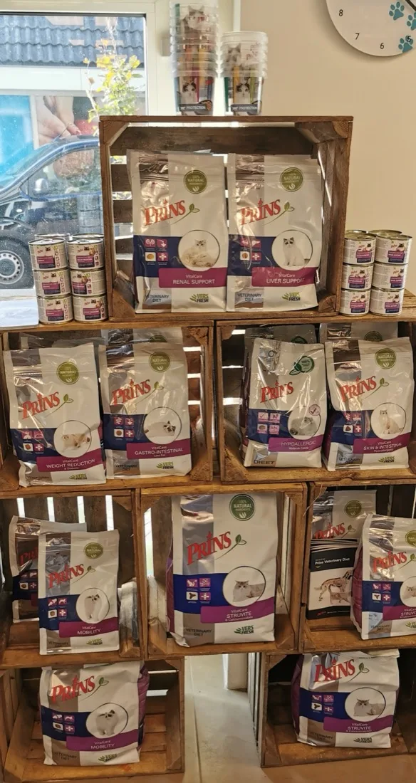 Voeding voor hond en kat in houten kisten in de winkel