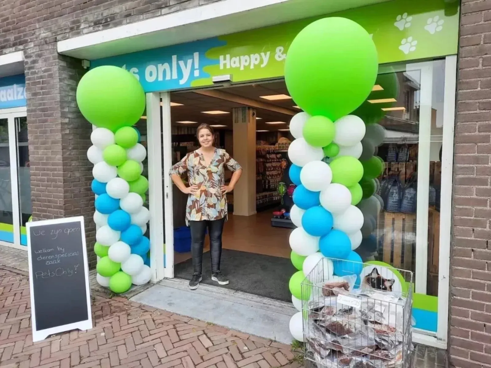 De ingang van PetsOnly! in Boskoop, versierd met ballonnen
